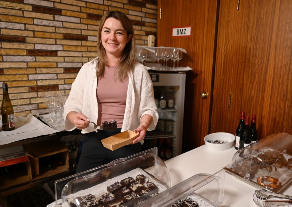Die Leute waren restlos begeistert, viele ließen sich Bücher signieren. Clara Schneider, Hausleitung des „Haus Maria“, hatte im Foyer der Kulturkapelle wieder ein fulminantes Buffet der eigenen Hauswirtschaft aufgetischt, an dem die Leute zugreifen konnten. Auch Getränke gab es auf freiwilliger Spendenbasis. Foto: Manfred Lang/pp/Agentur ProfiPress
