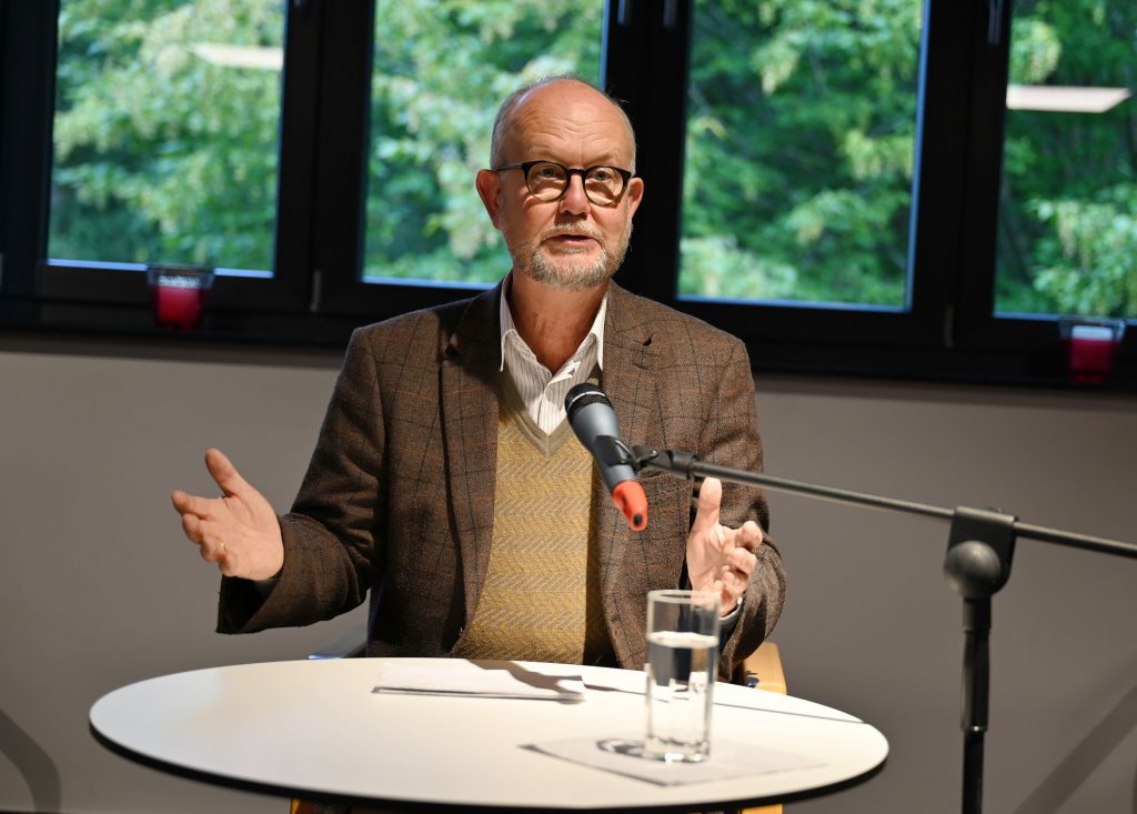 „Ich freue mich jedes Mal, wenn eine ehemalige Kirche oder Kapelle über ihren ursprünglichen Zweck hinaus genutzt wird, damit Menschen zusammenkommen, um Musik, Kunst oder Literatur zu genießen“: Ralf Kramp in der Kulturkapelle von „Haus Maria“. Foto: Manfred Lang/pp/Agentur ProfiPress