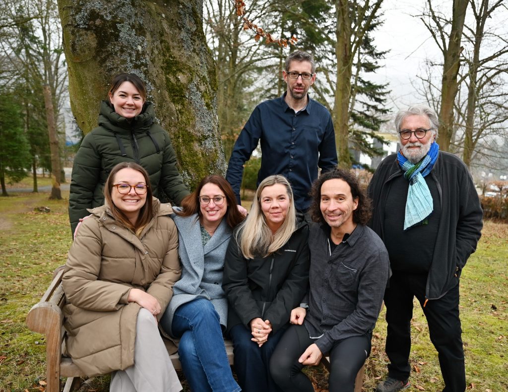 Stephan Brings (2.v.r.), links neben Hardy Kremer und rechts neben Thomas Hochgürtel, Barbara Blumenstock, Maike Seidenfaden, Ines Schumacher und Clara Schneider vom Team des Wohn- und Betreuungsverbundes Haus Sonne, zeigt sich am Mittwoch, 15. April, um 18.30 Uhr im quasi familiären Rahmen der Kulturkapelle von einer persönlichen Seite – jenseits großer Bühnen, nahbar und direkt: „Stephan Brings solo in Münstereifel“. Foto: Sabine Roggendorf/pp/Agentur ProfiPress