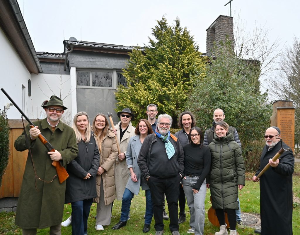 Akteure des zweiten Jahresprogramms „Kunst, Kultur, Vielfalt“ in der Kulturkapelle von „Haus Maria“ in der Münstereifeler Willy-Brandt-Straße (v.l.): Ralf Kramp, Barbara Blumenstock, Ines Schumacher, Günter Hochgürtel, Geschäftsführerin Maike Seidenfaden, Organisator Thomas Hochgürtel, Geschäftsführer Hardy Kremer, Stephan Brings, Nicole Wollenweber, Gerd Becker, Clara Schneider und Manni Lang. Foto: Sabine Roggendorf/pp/Agentur ProfiPress