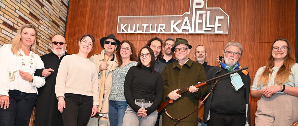 Vor und hinter den Kulissen von „Kunst, Kultur, Vielfalt in der Kulturkapelle“ (v.l.): Barbara Blumenstock, Manni Lang, Clara Schneider, Günter Hochgürtel, Maike Seidenfaden, Nicole Wollenweber, Stephan Brings, Thomas Hochgürtel, Ralf Kramp, Gerd Becker, Hardy Kremer und Ines Schumacher. Foto: Sabine Roggendorf/pp/Agentur ProfiPress