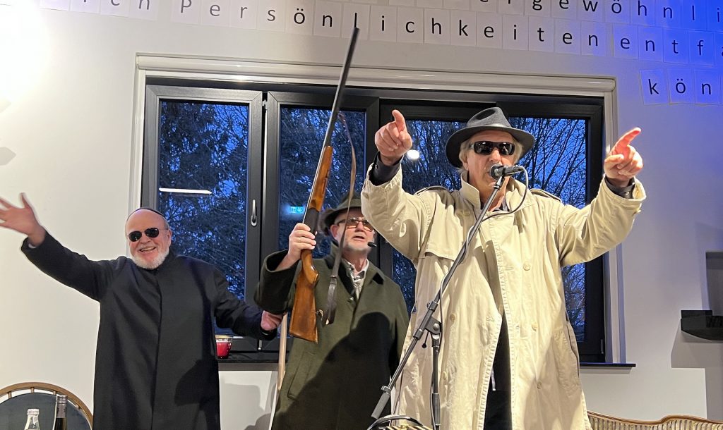 Entwaffnet: Die „Eifel-Gängster“ Manni Lang, Ralf Kramp und Günter Hochgürtel solidarisieren sich wie die übrigen in der Kulturkapelle von „Haus Maria“ auftretenden Akteure ausdrücklich mit der Arbeit des vor 41 Jahren aus privater Initiative gegründeten Wohn- und Betreuungsverbundes Haus Sonne, der Menschen mit seelischen Beeinträchtigungen und Suchterkrankungen betreut und begleitet. Foto: Thomas Hochgürtel/pp/Agentur ProfiPress