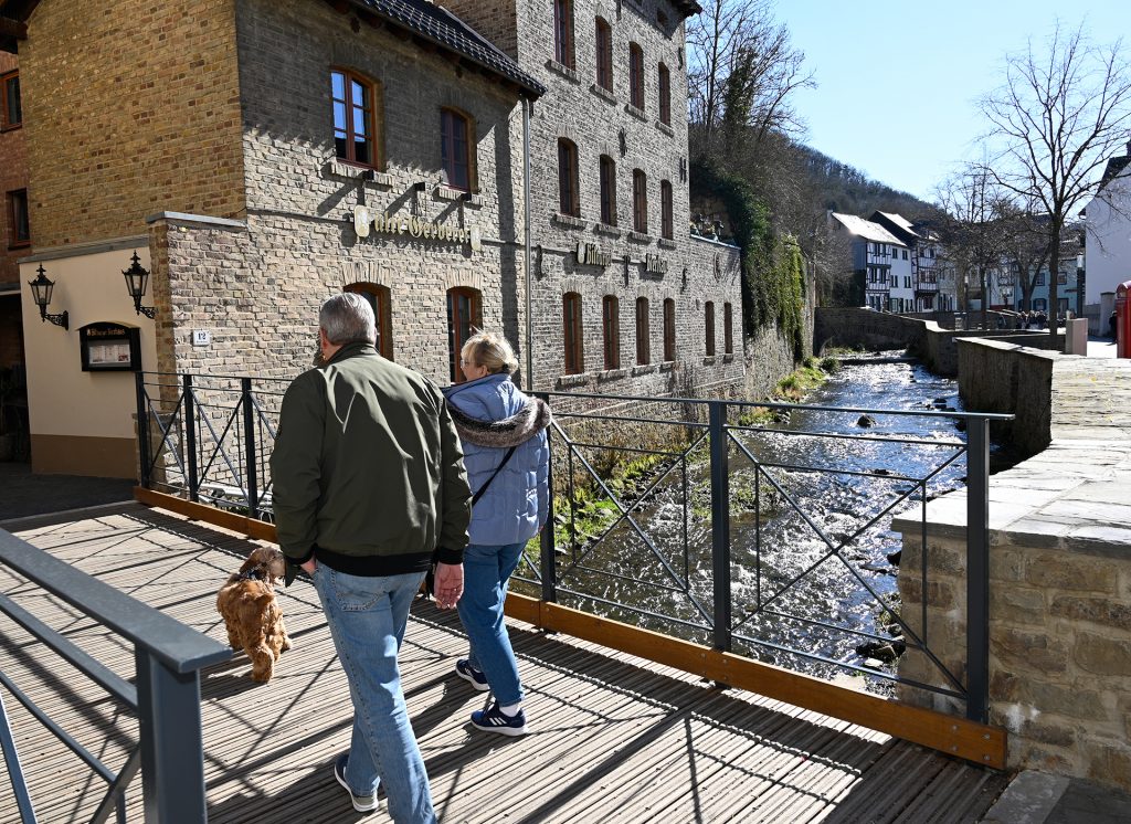 Endlich ist sie fertig: die nagelneue Erft-Brücke als Übergang unter anderem zur Seniorenresidenz des Vereins Haus Sonne „Alte Gerberei“ in Bad Münstereifel. Foto: Henri Grüger/pp/Agentur ProfiPress