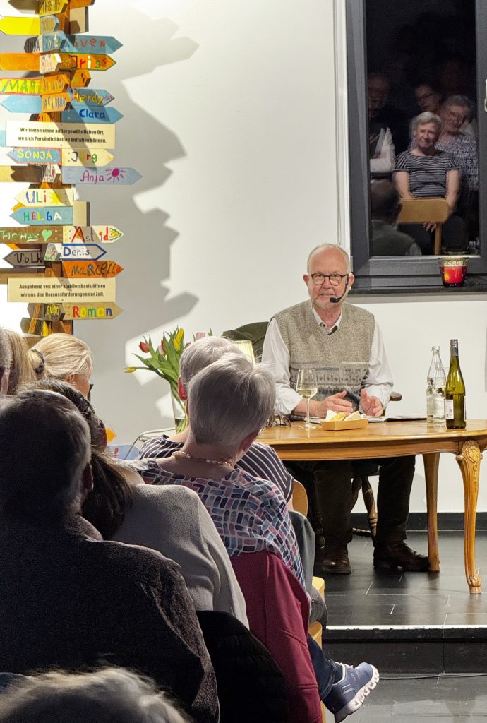 Ralf Kramp, der „Mister Crime aus Hillesheim“, berichtete von einer Friseuse, die den Gatten einer Kundin aus durchaus egoistischen Motiven um die Ecke bringt, und einer völlig verzweifelten Ehefrau, die von Einbrechern überfallen und ermordet wird, während ihr Mann seelenruhig auf der Toilette hockt und Sudoku-Rätsel löst. Foto: Thomas Hochgürtel/pp/Agentur ProfiPress