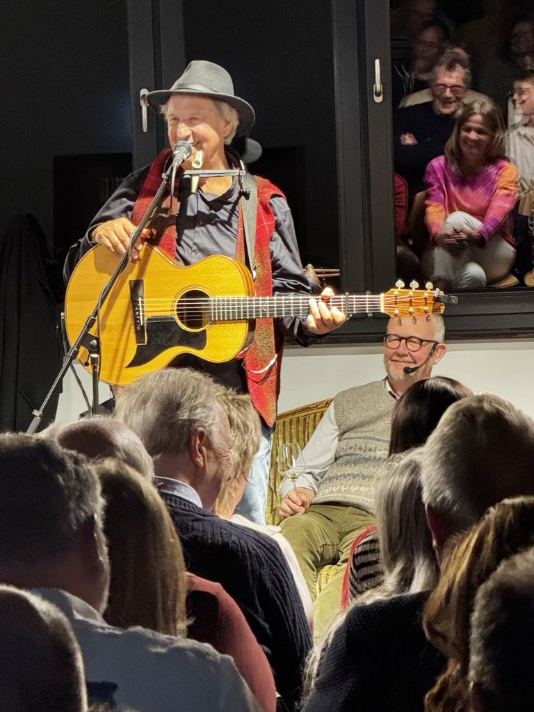 Ralf Kramp und Günter Hochgürtel kann man ansehen, dass sie die Sympathie des Publikums in der Kulturkapelle des Wohn- und Betreuungsverbundes Haus Sonne herzlich teilten. Foto: Thomas Hochgürtel/pp/Agentur ProfiPress