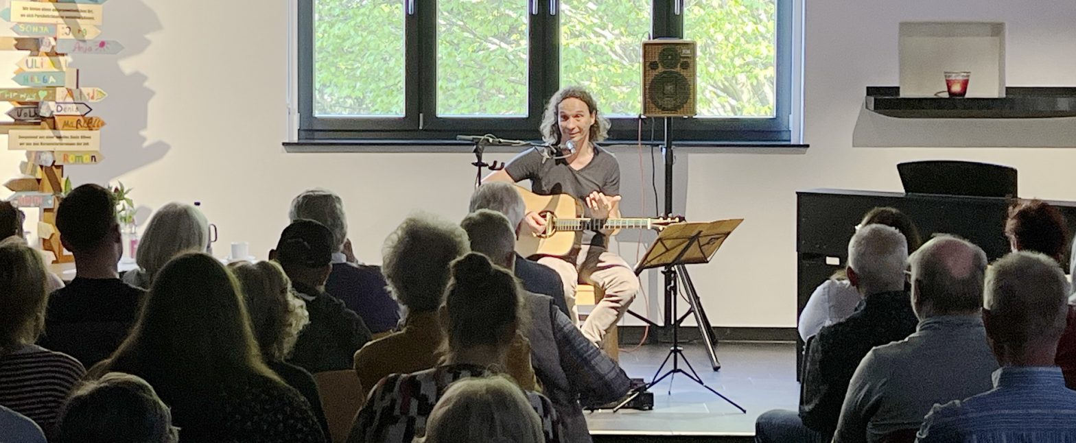 Stephan Brings, Bassist der Kölner Kultband Brings, gastierte in der Kulturkapelle von „Haus Maria“ im Wohn- und Betreuungsverbund Haus Sonne an der Willy-Brandt-Straße – und verwandelte den Raum in ein musikalisches Wohnzimmer voller Erinnerungen, Haltung und Herz. Foto: Thomas Hochgürtel/pp/Agentur ProfiPress