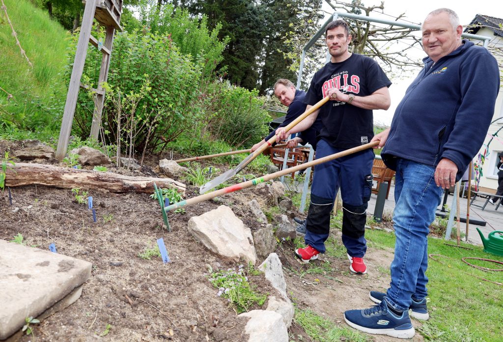 Viel Arbeit haben die Bewohner der Besonderen Wohnform „Haus Sonne“ unter fachlicher Anleitung durch Claudia Spoden in die naturnahe Gestaltung ihres Außenbereichs gesteckt. Foto: Steffi Tucholke/pp/Agentur Profipress