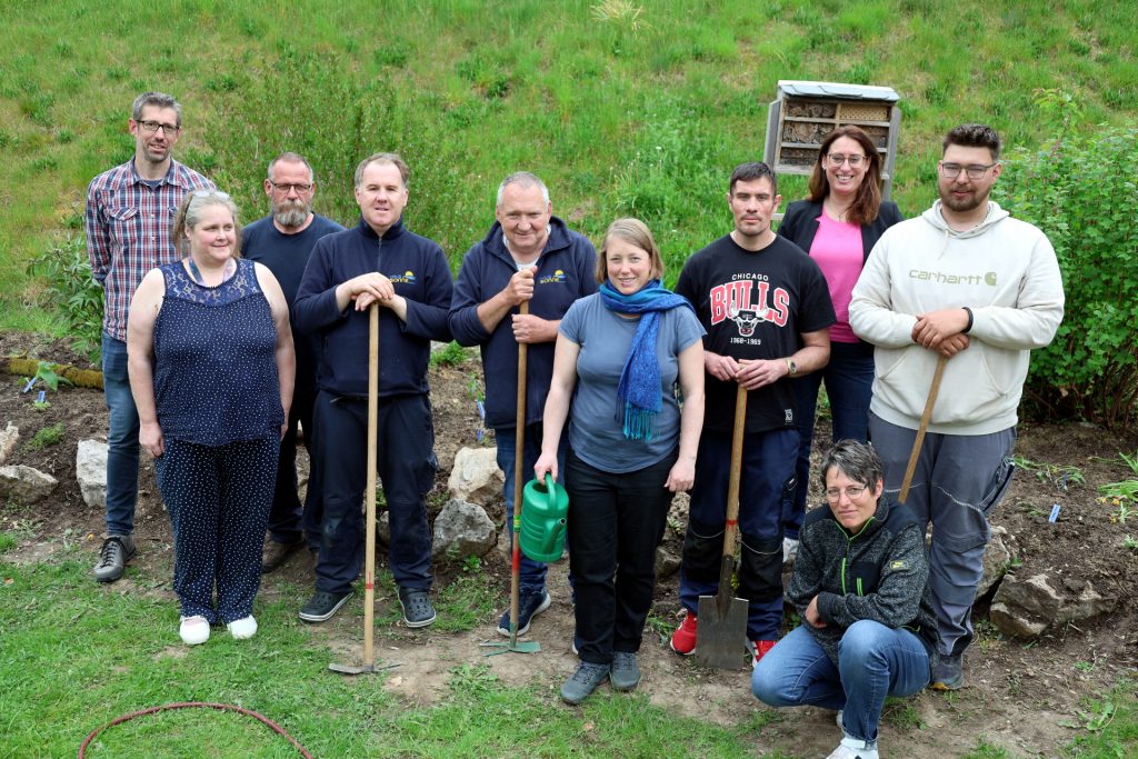 In einer gemeinsamen Pflanzaktion des „Haus Sonne“ und der Biologischen Station im Kreis Euskirchen wurden 100 neue Eifelstauden und Wildblumen ins Beet gebracht. Foto: Steffi Tucholke/pp/Agentur Profipress
