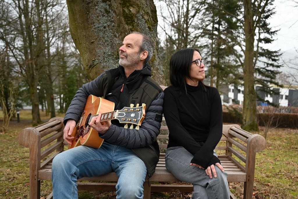 Mit Gitarre und Bass, Schlagwerk und Gesang, aber auch mit den eher selten gemeinsam auf einer Bühne anzutreffenden Instrumenten Kazoo und Glockenspiel lassen Nicole Wollenweber und Gerd Becker  gemeinsam mit David Merzenich, der bei der Vorstellung des 2026er Programms von „Kunst, Kultur, Vielfalt“ nicht dabei sein konnte, einen eigenwilligen Klangkosmos entstehen. Darin begegnen sich musikalischer Witz, spielerische Leichtigkeit und der Mut, hinter die glänzende Fassade zu schauen. Foto: Sabine Roggendorf/pp/Agentur ProfiPress