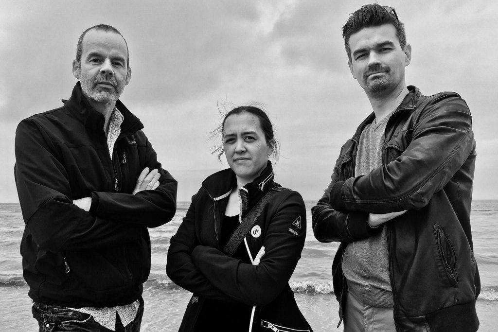 „Frau Wollenweber und ihre Männer“ stellen sich den großen Fragen des Lebens – musikalisch, selbstironisch und mit ungewöhnlicher Rollenverteilung: Gerd Becker, Nicole Wollenweber und David Merzenich (v.l.) gastieren am Mittwoch, 23. September, um 18.30 Uhr in der Kulturkapelle des „Hauses Maria“ in Bad Münstereifel. Foto: Band/pp/Agentur ProfiPress