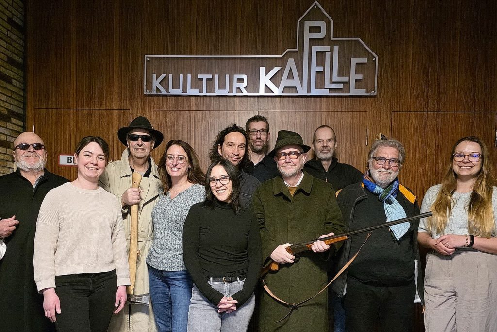 Nicole Wollenweber (m.) und Gerd Becker (3.v.r.) stellten gemeinsam mit weiteren Künstlern und Verantwortlichen das zweite Jahresprogramm „Kunst, Kultur, Vielfalt“ in der Kulturkapelle von „Haus Maria“ in Bad Münstereifel vor. Am Mittwoch, 23. September, gastieren „Frau Wollenweber und ihre Männer“ um 18.30 Uhr im „Haus Maria“, am Mittwoch, 18. November, Manfred „Manni“ Lang (2.v.l.) mit lustigen und anheimelnden Kamingeschichten über den „Eifel-Winter“. Foto: Sabine Roggendorf/pp/Agentur ProfiPress