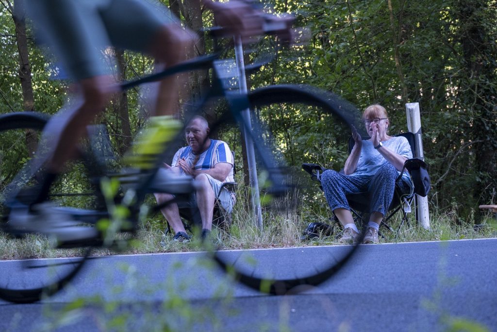 Motivation aus dem Tal: Bewohnerinnen und Bewohner des Wohn- und Betreuungsverbunds Haus Sonne, darunter die Beiratsvorsitzende, feuerten die vorbeifahrenden Radsportler bei jeder neuen Runde kräftig an. Foto: Ronald Larmann/pp/Agentur ProfiPress
