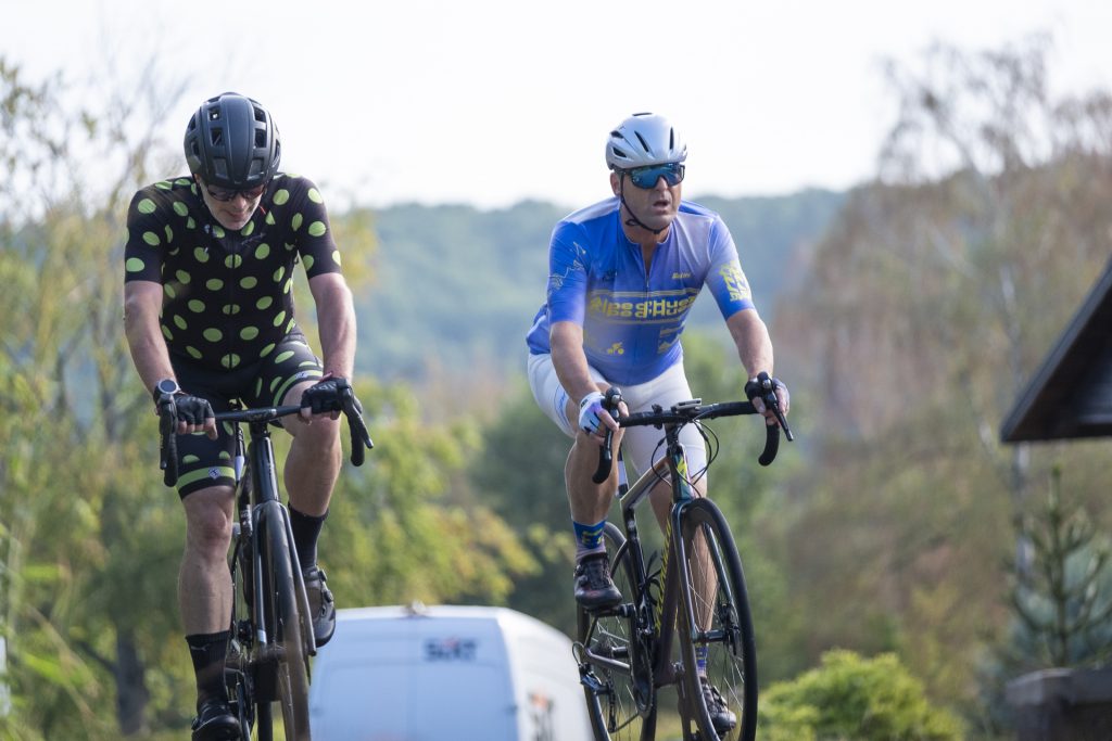 Gemeinsam den nächsten Anstieg im Blick: Klaus Burggraf (r.), der gerade erst in Alpe-d’Huez war und Frank Decker auf dem Weg hinauf nach Rodert. Foto: Ronald Larmann/pp/Agentur ProfiPress