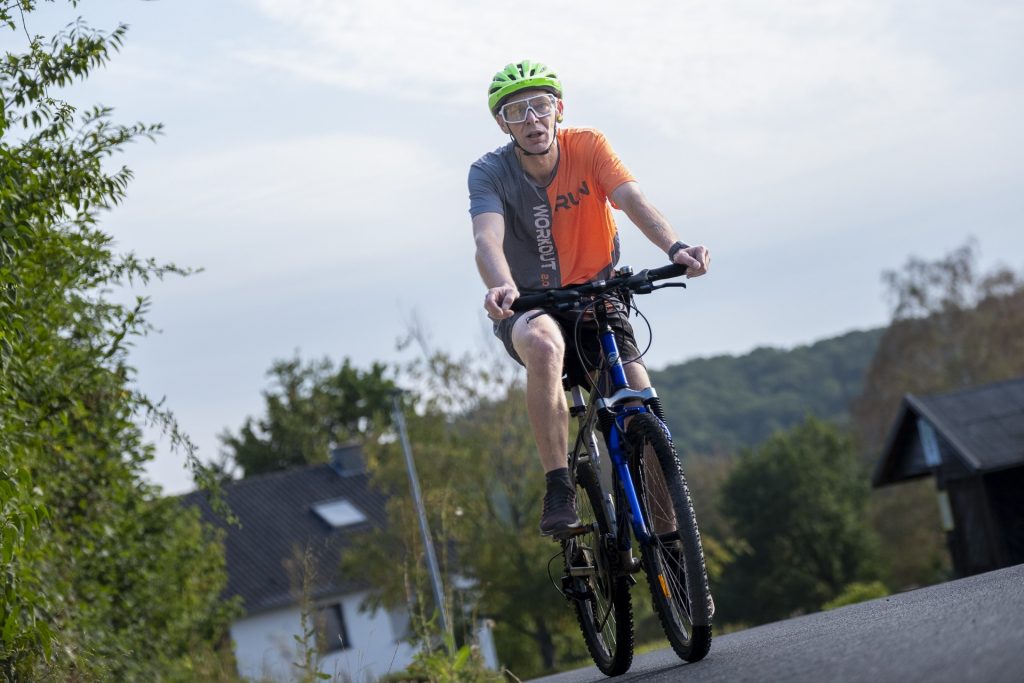 Eine starke Leistung zeigte „Haus Maria“-Bewohner und Beiratsmitglied Martin Kriechel: Mit seinem Mountainbike bewältigte er sieben Auffahrten nach Rodert. Foto: Ronald Larmann/pp/Agentur ProfiPress