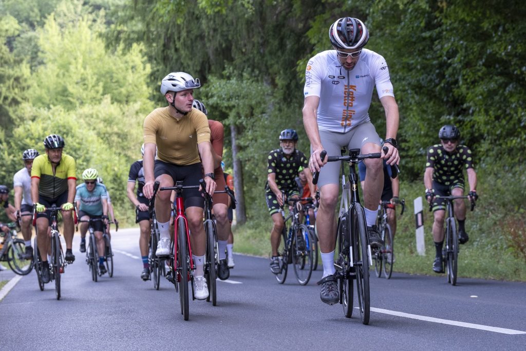 Angeführt von Initiator Thomas Hochgürtel setzte sich das Teilnehmerfeld im Schleidtal in Bewegung. Vor den Radfahrerinnen und Radfahrern lagen möglichst viele Auffahrten auf der 1,69 Kilometer langen Strecke nach Rodert. Foto: Ronald Larmann/pp/Agentur ProfiPress