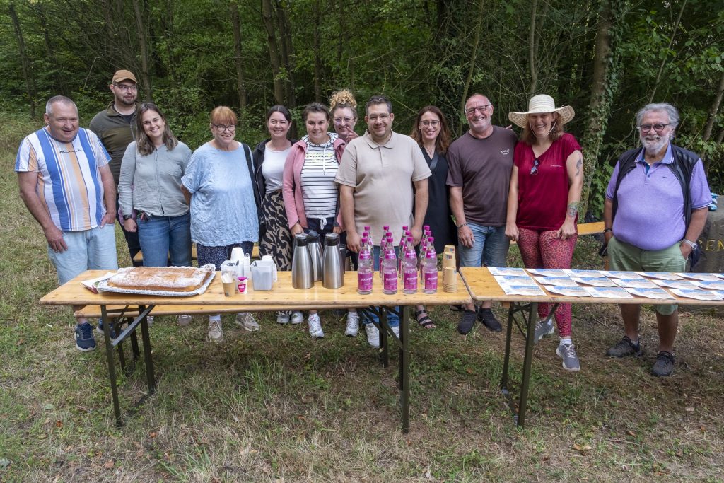 Mit Applaus, Getränken und viel guter Laune unterstützte das Team von Haus Sonne die Radfahrer an der Talstation. Foto: Ronald Larmann/pp/Agentur ProfiPress