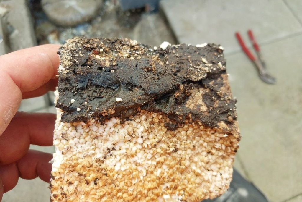 Wie tief die Flut ihre Spuren hinterlassen hatte, zeigt dieses bei den Sanierungsarbeiten freigelegte Stück Dämmmaterial. Die Verunreinigungen machten deutlich, weshalb ein bloßes Ausbessern der Schäden nicht ausreichte. Foto: Haus Sonne/pp/Agentur ProfiPress