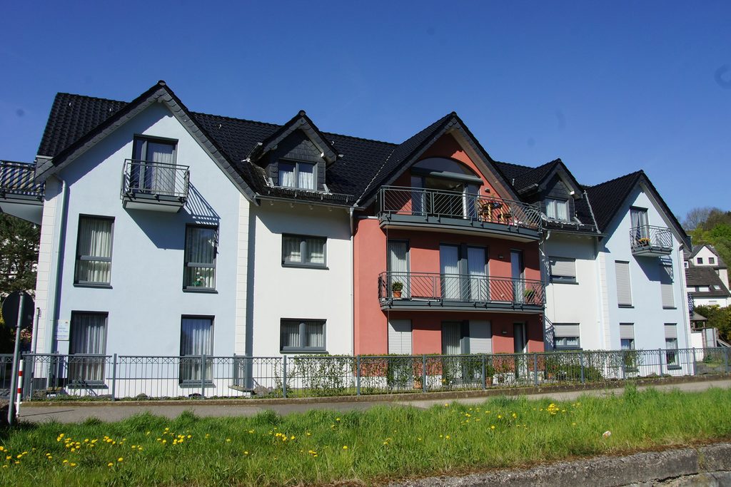 Das seniorengerechte Wohngebäude des Vereins Haus Sonne e.V. in der Straße Auf der Komm in Bad Münstereifel: Die Flutkatastrophe von 2021 hatte erhebliche Schäden im Sockelbereich hinterlassen, die dank der Unterstützung durch die Aktion Deutschland Hilft inzwischen umfassend beseitigt werden konnten. Foto: Haus Sonne/pp/Agentur ProfiPress