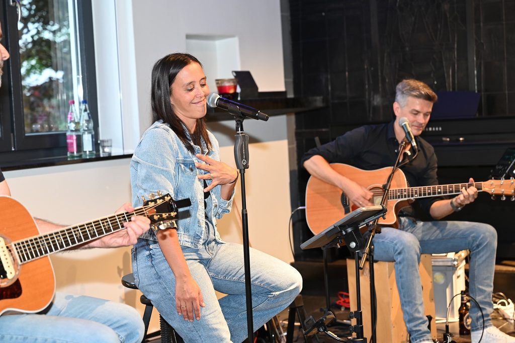 Nicole Flittorf führte mit kräftiger Stimme und viel Humor durch den Abend. David Merzenich (r.) und Gerd Becker begleiteten sie an der Gitarre und auf dem Bass. Foto: Manfred Lang/pp/Agentur ProfiPress