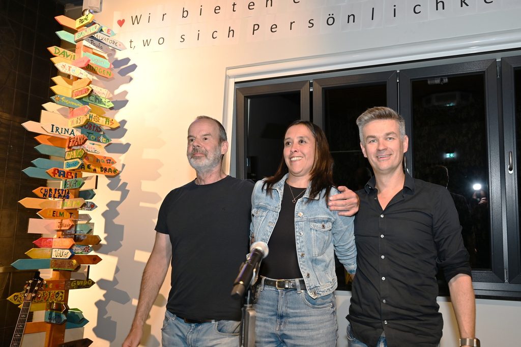 Stehende Ovationen für Gerd Becker, Nicole Flittorf und David Merzenich (v. l.) nach ihrem Konzert im Haus Maria. Foto: Manfred Lang/pp/Agentur ProfiPress
